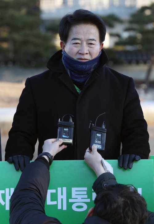 정동영 민주평화당 대표가 지난 7일 오전 서울 종로구 청와대 앞 분수대에서 연동형 비례대표제 도입을 촉구하는 시위를 갖고 발언을 하고 있다. 2018.12.7/뉴스1 © News1