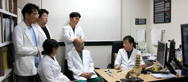 PMC박병원 척추센터 의료진이 환자의 진료에 대해 의논하고 있다. 오른쪽이 갈렌의료재단 PMC박병원 박진규 이사장. PMC박병원 제공