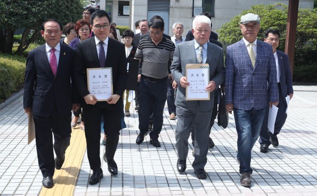 영화 ‘택시운전사’의 실제 주인공 김사복씨의 아들 김승필씨(앞줄 왼쪽 두번째)와 지용씨(앞줄 오른쪽 두번째)가 4일 오전 광주지검에 지만원 씨를 사자명예훼손 및 정보통신망법상 명예훼손 혐의로 고소하기위해 이동하고 있다. 2018.6.4/뉴스1 © News1