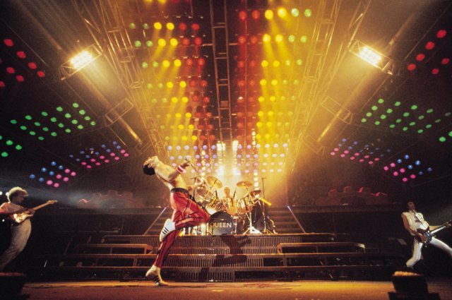 영국 그룹 퀸의 1984년 공연 모습. 왼쪽부터 존 디콘(베이스기타), 프레디 머큐리(보컬), 로저 
테일러(드럼), 브라이언 메이(기타). 머큐리는 일상에서는 조용하고 두려움 많은 소수자였지만 무대에 오르면 난폭한 판타지 제왕이 
됐다. 퀸 홈페이지