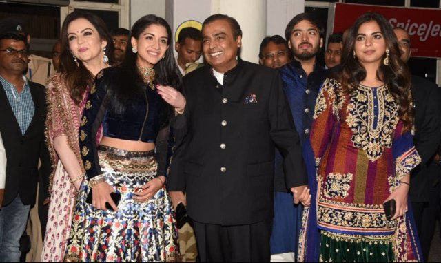 무케시 암바니 가족 사진. 맨 오른쪽이 이번에 결혼하는 이샤 암바니다. - 타임스오브인디아 갈무리