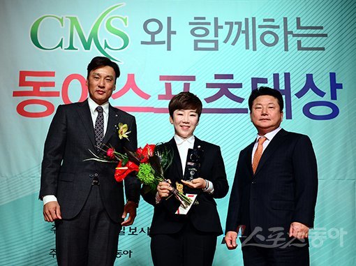 스포츠동아가 동아일보, 채널A, CMS(센트럴메디컬서비스㈜)와 공동으로 주최하고 국내 5대 프로스포츠(프로야구·프로축구·남녀프로농구·남녀프로배구·남녀프로골프) 종목별로 올 한해를 빛낸 최고의 선수를 선정하는 ‘CMS와 함께하는 2018 동아스포츠대상’ 시상식이 11일 서울 광화문 포시즌스호텔서울에서 개최됐다. 특별상을 수상한 프로골퍼 신지애(가운데)가 이승엽 KBO 홍보대사(맨 왼쪽), 김부근 CMS 회장(맨 오른쪽)과 기념촬영을 하고 있다. 김민성 기자 marineboy@donga.com