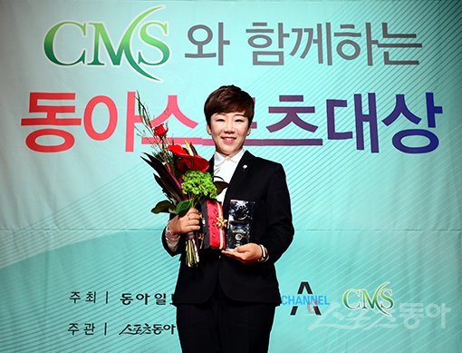 스포츠동아가 동아일보, 채널A, CMS(센트럴메디컬서비스㈜)와 공동으로 주최하고 국내 5대 프로스포츠(프로야구·프로축구·남녀프로농구·남녀프로배구·남녀프로골프) 종목별로 올 한해를 빛낸 최고의 선수를 선정하는 ‘CMS와 함께하는 2018 동아스포츠대상’ 시상식이 11일 서울 광화문 포시즌스호텔서울에서 개최됐다. 특별상을 수상한 프로골퍼 신지애가 기념촬영을 하고 있다. 김민성 기자 marineboy@donga.com