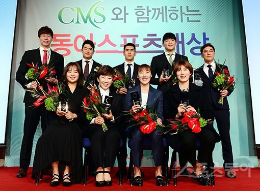 ‘별 중의 별’이 한데 모였다. 11일 광화문 포시즌스호텔서울에서 열린 ‘2018 동아스포츠대상 시상식’에서 프로스포츠 종목별 올해의 선수로 선정된 오세근(남자농구), 김재환(야구), 이용(축구), 정지석(남자배구), 박상민(남자골프·박상현 대리수상), 박정아(여자배구), 박혜진(여자농구), 신지애(특별상), 이정은6(여자골프·왼쪽 위부터 시계방향으로)이 기념촬영을 하고 있다. 김민성 기자 marineboy@donga.com