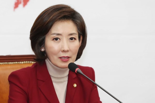 나경원 자유한국당 신임 원내대표가 지난 11일 오후 서울 여의도 국회에서 기자회견을 갖고 당선 소감을 밝히고 있다. /뉴스1 © News1