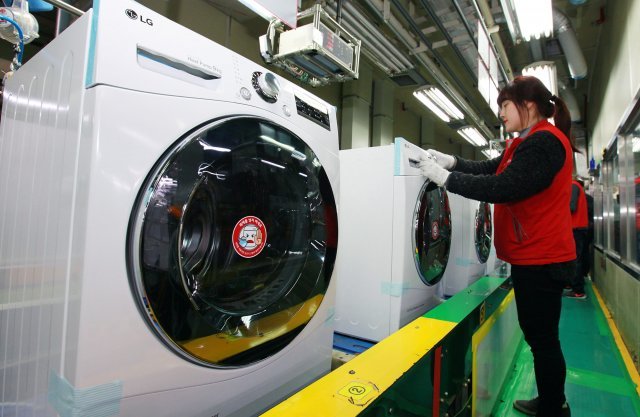 LG전자 직원이 경남 창원시에 위치한 공장에서 건조기를 생산하고 있다. 인버터 히트펌프 방식을 적용한 LG 트롬 전기식 건조기는 히터 방식 대비 전기료가 1/3 수준에 불과하고 옷감 손상이 적어 큰 인기를 얻고 있다. (LG전자 제공)