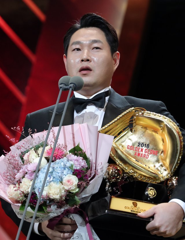 2018 골든글러브 시상식에서 포수 부문 골든글러브를 수상한 두산 베어스 양의지가 수상 소감을 밝히고 있다. 2018.12.10/뉴스1 © News1