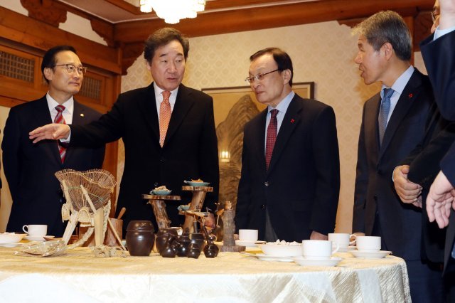 이낙연 국무총리가 12일 오전 서울 삼청동 총리공관에서 열린 고위당정청협의회에 참석해 이해찬 더불어민주당 대표, 김수현 청와대 정책실장과 대화하고 있다. © News1