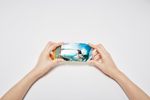 삼성디스플레이의 중소형 플렉서블 올레드(OLED) 디스플레이 제품 © News1