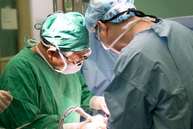 대구가톨릭대병원 간이식팀의 간이식 수술 장면.(대구가톨릭대병원 제공)
