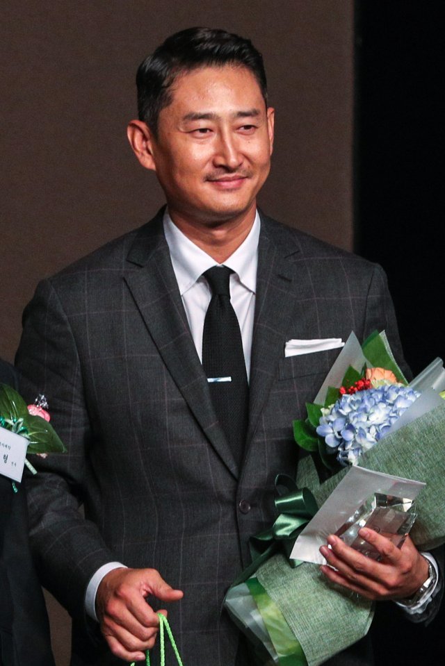 2018 조아제약 프로야구대상 시상식에서 기록상을 수상한 뒤 기념촬영을 하고 있는 LG 트윈스 박용택. /뉴스1 © News1