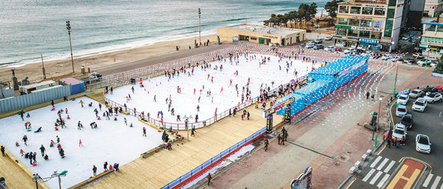 대천해수욕장에 있는 스케이트장은 내년 2월 중순까지 운영된다. 보령시 제공