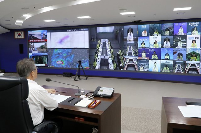 문재인 대통령이 23일 청와대 국가위기관리센터 상황실에서 제19호 태풍 ‘솔릭’ 대처 상황 긴급 점검회의를 주재하고 전국 시도지사를 비롯한 관계 부처 장관들로부터 상황을 보고 받고 있다. (청와대 제공)