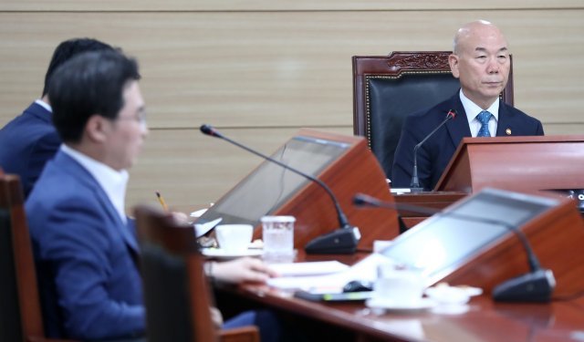 이효성 방송통신위원회 위원장이 방통위 전체회의를 주재하는 모습 © News1