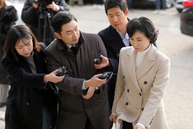 이재명 경기도지사의 부인 김혜경 씨가 ‘혜경궁 김씨’ 트위터 계정 소유주 논란 관련 4일 오후 경기도 수원시 영통구 수원지방검찰청에서 피의자 신분으로 조사를 받던 중 점심 식사를 마치고 들어오고 있다. 2018.12.4/뉴스1 © News1