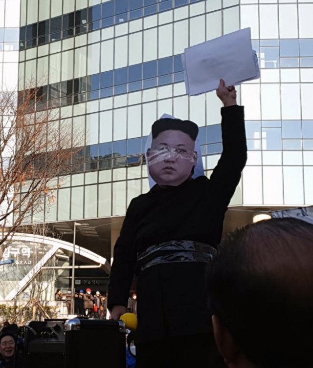 ‘김정은 방남 저지 문재인 퇴진 국민연합(국민연합)’이 12일 서울 마포구 홍대입구역 앞에서 범국민대회를 열고 “김정은 방남 결사반대”와 “문재인 정부 퇴진”을 촉구하고 있다.2018.12.12/뉴스1© News1
