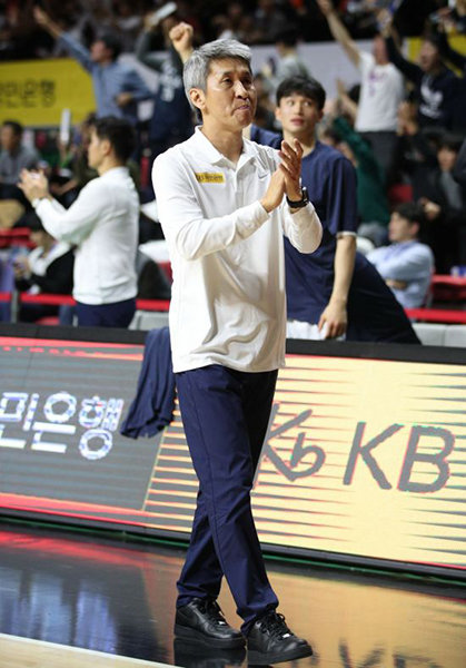 소방수로 투입됐지만 차분한 리더십으로 성과를 냈다. 남자농구대표팀은 지난 2일 요르단전 승리로 2019 국제농구연맹(FIBA) 본선 진출 티켓을 확정했다. 2018자카르타-팔렘방아시안게임 직후 허재 감독이 사임하며 급히 지휘봉을 잡은 김상식 감독이 만든 성과다. 사진제공｜대한민국농구협회