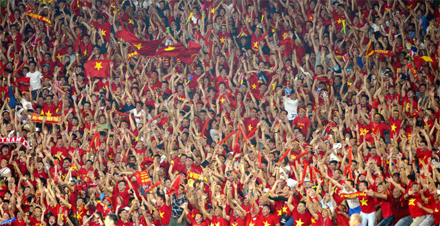 거대한 붉은 물결 베트남 축구팬들이 11일 말레이시아 쿠알라룸푸르에서 열린 말레이시아와의 아세안축구연맹(AFF) 스즈키컵 결승 1차전에서 베트남의 두 번째 골이 터지자 일제히 환호하고 있다. 쿠알라룸푸르=AP 뉴시스