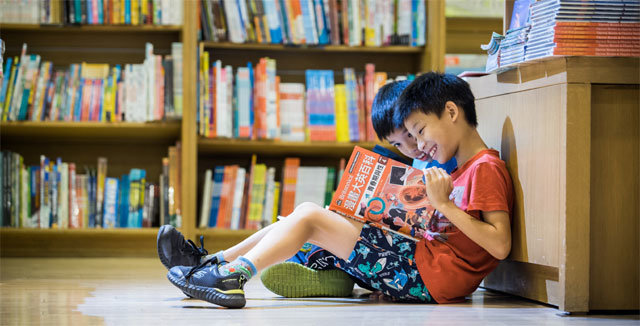 대만의 아이들이 서점에서 학습만화로 출간된 ‘브리태니커 백과’를 보고 있다. 이 책은 미래엔의 아동 브랜드 아이세움이 2015년부터 발간한 시리즈로 대만의 출판사에 저작권을 수출한 것이다. 미래엔 제공