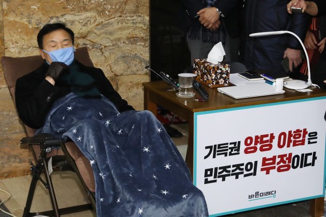 손학규 바른미래당 대표가 12일 오후 서울 여의도 국회 로텐더 홀에서 더불어민주당·자유한국당의 연동형 비례대표제 합의 거부를 규탄하며 7일째 단식농성을 이어가고 있다. 2018.12.12/뉴스1