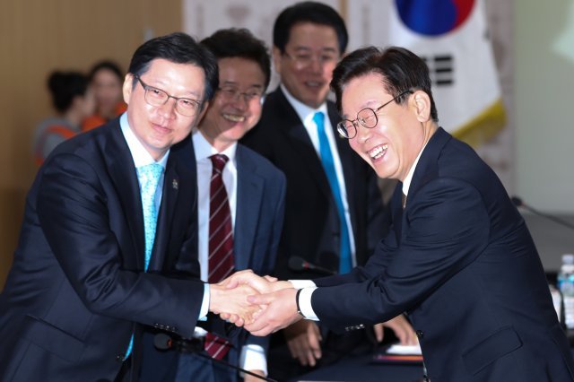이재명 경기지사(오른쪽)와 김경수 경남지사.2018.10.30/뉴스1 © News1