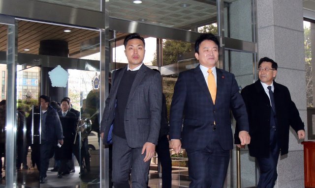 공직선거법 위반 혐의로 기소된 원희룡 제주지사가 첫 재판이 열린 13일 오후 제주지방법원 안에 들어가고 있다.  News1