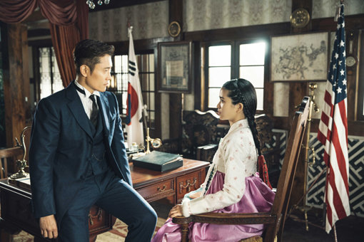 tvN 드라마 ‘미스터 션샤인’의 이병헌(왼쪽)과 김태리. 사진제공｜화앤담픽쳐스