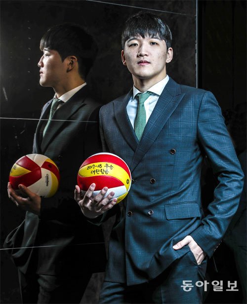 정지석이 11일 2018 동아스포츠대상 남자배구 부문 수상자로서 유니폼 대신 정장을 차려입고 포즈를 취하고 있다. 올 시즌 공수에 걸쳐 최고의 활약을 하고 있는 그는 “많은 관심 때문에 주춤한 적도 있었지만 이제 마음 정리를 다했다. 앞으로 더 좋은 활약을 선보이겠다”고 다짐했다. 양회성 기자 yohan@donga.com