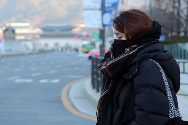 영하권 추위가 이어지고 있는 12일 오전 서울 세종대로 광화문사거리에서 시민들이 출근길 발걸음을 재촉하고 있다. 2018.12.12/뉴스1 © News1