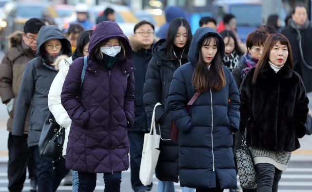 강추위가 찾아온 14일 오전 서울 세종대로 광화문사거리에서 출근길 시민들이 발걸음을 재촉하고 있다. 2018.12.14/뉴스1 © News1