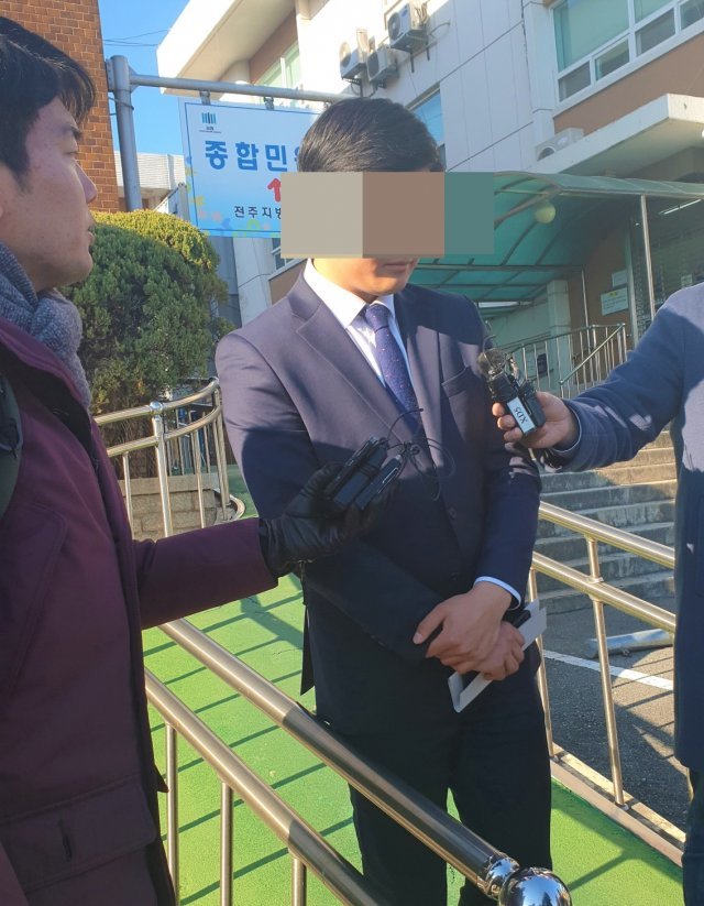 종교적 이유로 병역을 거부했다가 1심에서 실형을 선고받았던 서모씨(20)가 14일 오후 항소심에서 무죄를 선고받은 뒤 소감을 밝히고 있다.© News1