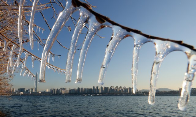 14일 오후 서울 광진구 뚝섬 한강공원 강변에 고드름이 얼어 있다. 2018.12.14/뉴스1 © News1