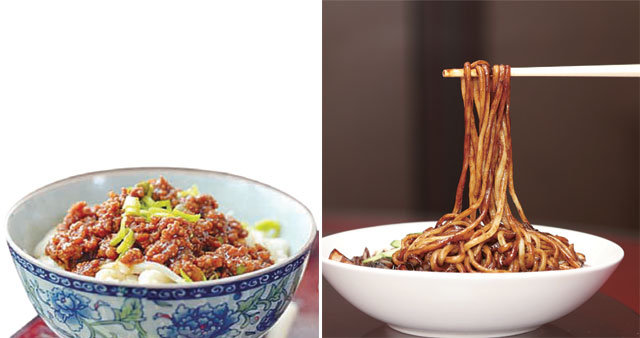 중국식 짜장면(왼쪽 사진)은 춘장과 각종 채소를 볶은 양념으로 비벼 먹는 데 비해 한국식 짜장면은녹말 전분을 얹어 상대적으로 부드러운 맛을 낸다. 섬앤섬 제공