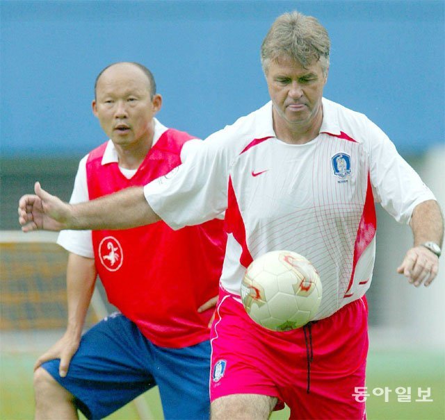 2002 한일 월드컵 당시 수석코치로 거스 히딩크 감독(오른쪽)을 보좌한 박항서 감독은 “히딩크 감독에게 배운 것들이 외국에서 감독 생활을 하는 데 도움이 된다”고 말했다. 동아일보DB