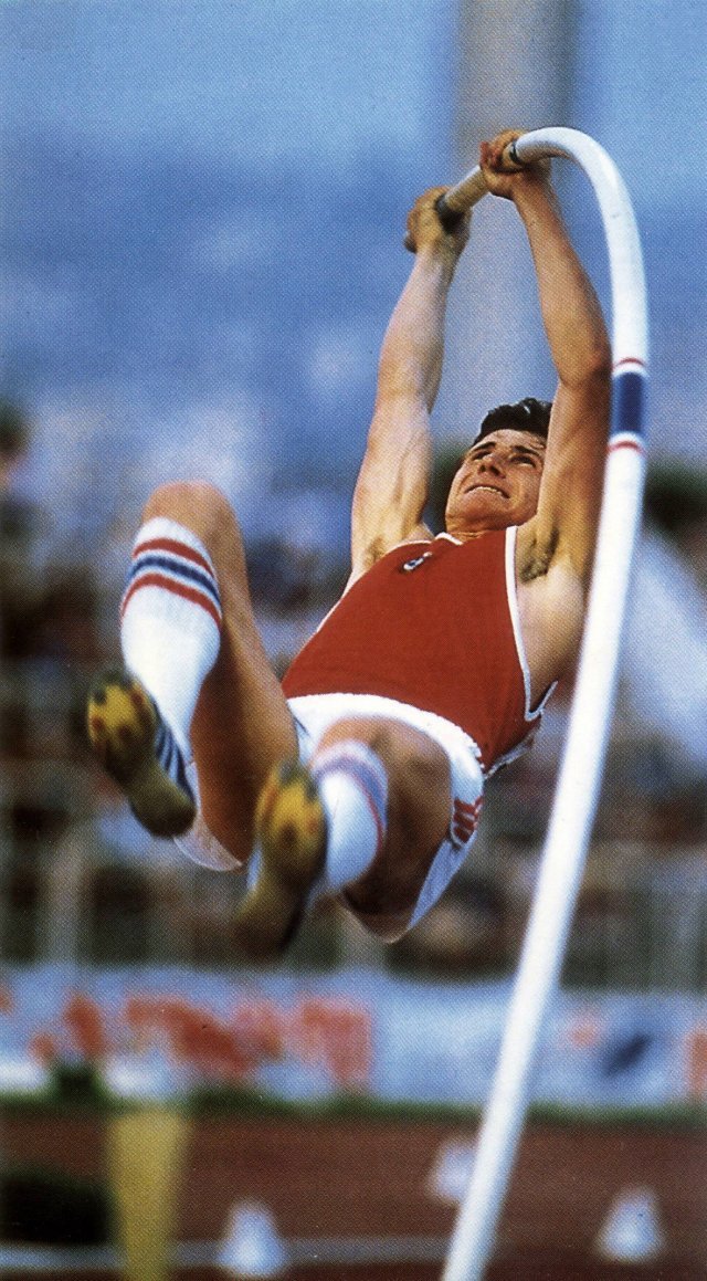 1988년 서울 올림픽 장대높이뛰기에서 5m 90을 뛰어넘고 있는 세르게이 붑카.