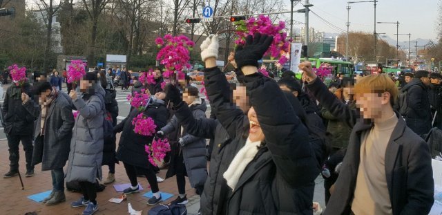 백두칭송위원회가 15일 오후 서울 종로구 혜화동 마로니에공원 앞에서 연설대회 ‘김정은’과 전국 순회공연 ‘꽃물결’을 열고 김 위원장의 서울 답방을 환영하는 집회를 진행하고 있다.2018.12.15/뉴스1© News1