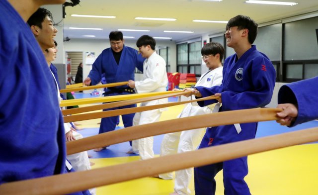 충북 청주시 상당구 용암동 백곰유도클럽에서 고등학교 3학년 학생들이 운동을 하고 있다. © News1