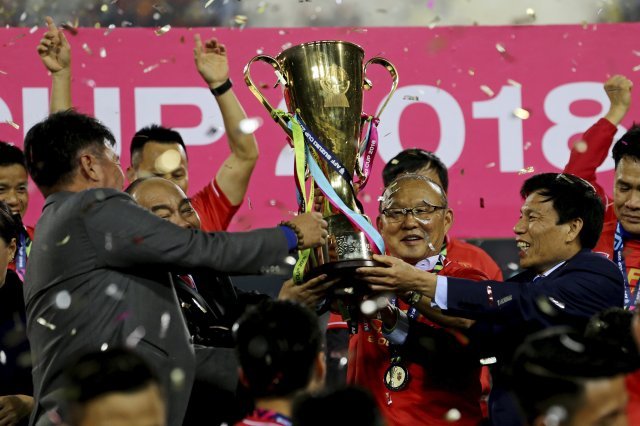 15일(현지시간) 베트남 하노이 마이딘 스타디움에서 열린 2018 아세안축구연맹(AFF) 스즈키컵 결승전 최종 2차전에서 베트남 을 우승으로 이끈 박항서 감독이 우승컵을 들고 기뻐하고 있다. 하노이=AP/뉴시스