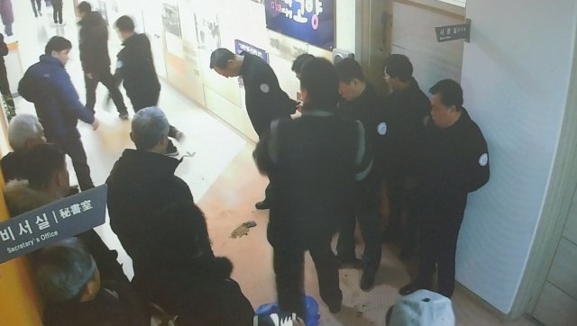 14일 오전 고양시청에 난입한 A씨가 2층 시장실 앞 복도에 오물을 투척하는 CCTV 장면. /제공=고양경찰서 © News1