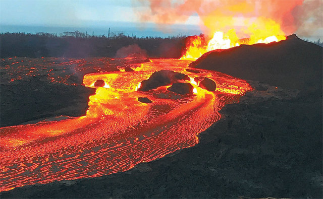 올해 5월 미국 하와이주 하와이섬(빅아일랜드)의 킬라우에아 화산 폭발로 용암이 흘러내리고 있는 모습. 미국 환경보호청 제공