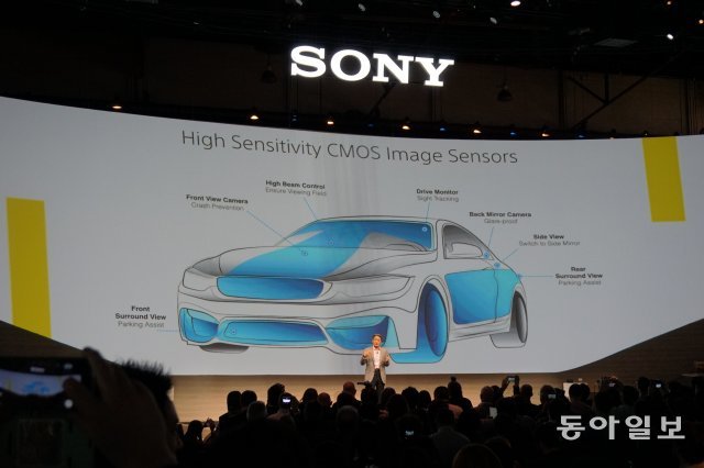 2015년 1월 미국 라스베이거스에서 열린 
‘CES 2015’에서 히라이 가즈오 소니 회장이 자사의 이미지센서가 자율주행 등 첨단자동차에 들어갈 미래를 소개하고 있다. 히라이 회장은 
“차의 앞뒤와 좌우 등 사각지대에 이미지센서를 설치해 교통안전에 도움이 될 것”이라고 기대했다. 동아일보DB