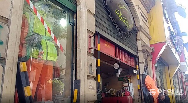 14일 이집트 카이로 알 파갈라 시장에는 정부가 판매를 금지한 ‘노란 조끼’를 진열대에서 치우지 않은 가게들이 있었다. 기자가 구입하려 하자 주인은 “팔지 않는 물건”이라고 말했다. 카이로=서동일 특파원 dong@donga.com