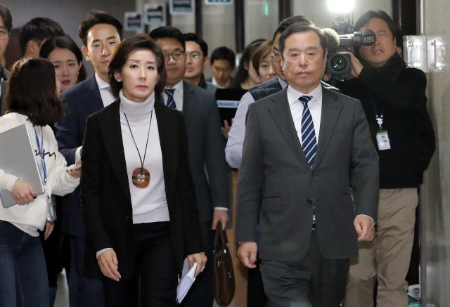 김병준 자유한국당 비대위원장과 나경원 원내대표가 지난 15일 오후 서울 여의도 국회에서 자유한국당 조강특위 회의가 열리고 있는 회의실로 향하고 있다. © News1