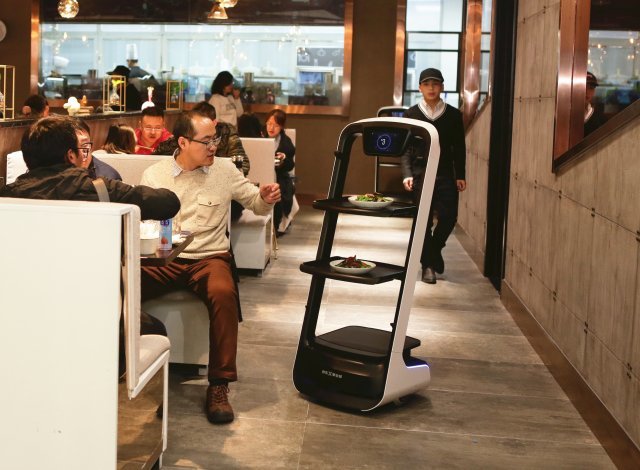 징둥닷컴이 지난달 중국 톈진시에 오픈한 무인식당 ‘X레스토랑’을 찾은 손님들이 로봇이 테이블로 서빙해온 음식을 옮기고 있다. 서빙로봇에 적용된 초정밀 지도와 자율주행 기술은 모두 징둥닷컴이 자체 개발했다. 징둥닷컴 제공