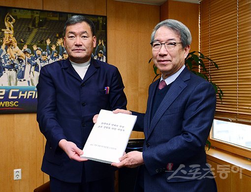 오규석 기장군수(왼쪽)가 17일 서울시 강남구 도곡동 한국야구위원회를 방문해 정운찬 총재에게 명예의 전당 조속 건립을 위한 서명부를 전달하고 있다. 김종원 기자 won@donga.com