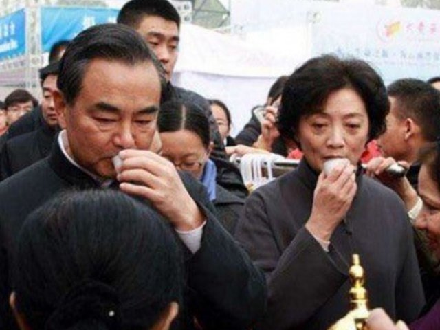 왕이(王毅) 중국 외교담당 국무위원 겸 외교부장(왼쪽)과 그의 부인 첸웨이(錢韋). (출처=홍콩01 갈무리) © News1