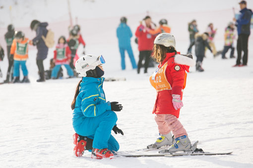 ‘생애 첫 스키’를 위한 다양한 프로그램을 운영하는 춘천 엘리시안 강촌 스키장을 찾은 어린이 스키어들.