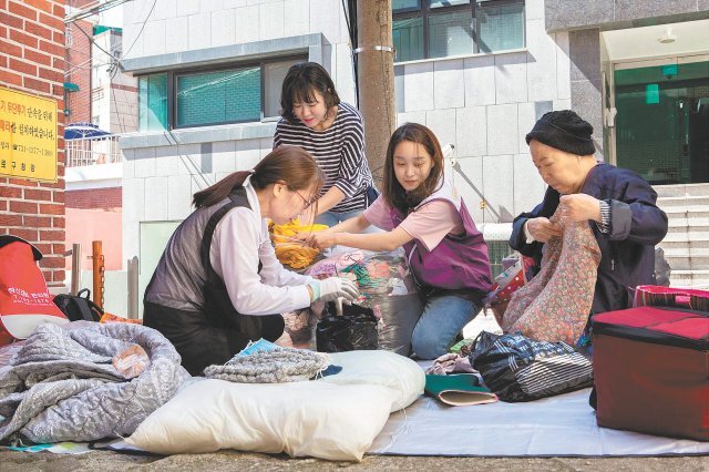 라이나전성기재단의 2018년 홀몸노인 보호사업 공모전 사진부문 ‘우수상’ 작품. 라이나건강한봉사단이 홀몸노인 주거환경개선사업을 펼치고 있다.