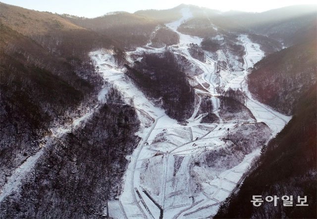 2018 평창 겨울올림픽 알파인 스키가 열렸던 강원 정선 알파인 스키장 전경. 당초 대회 후 복원 예정이었지만 현재 복원과 존치 의견이 엇갈리고 있다.정선=양회성 기자 yohan@donga.com