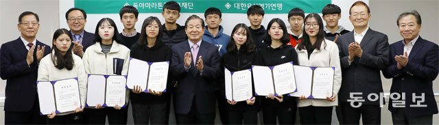 한국 남녀 마라톤 유망주 14명이 17일 서울 종로구 청계천로 동아미디어센터에서 열린 2018 동아마라톤 꿈나무 장학증서 수여식에서 이연택 동아마라톤꿈나무재단 이사장(앞줄 왼쪽에서 네 번째)과 최맹호 재단 이사(왼쪽), 배호원 대한육상연맹 회장(오른쪽에서 두 번째) 등과 함께 포즈를 취했다. 전영한 기자 scoopjyh@donga.com